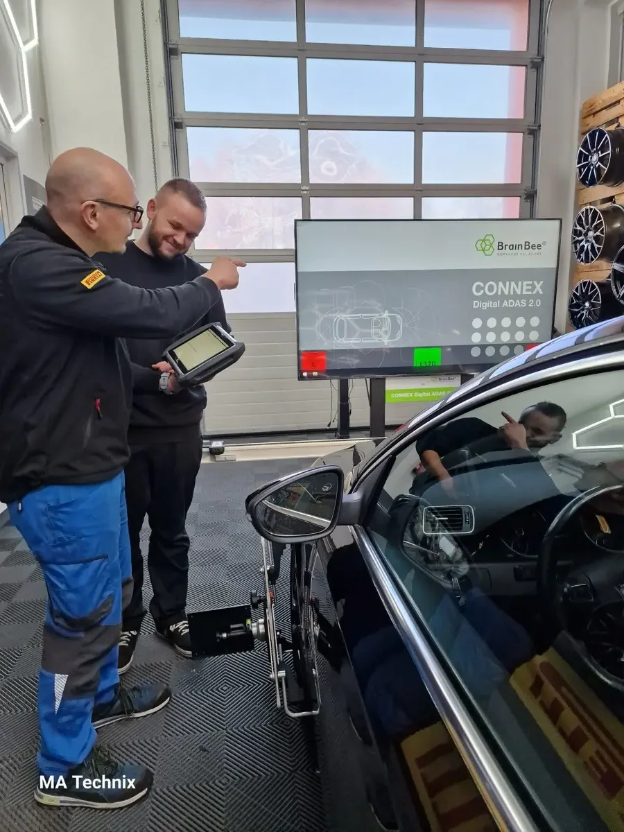 ADAS-Kalibrierung am Fahrzeug - Seitenansicht