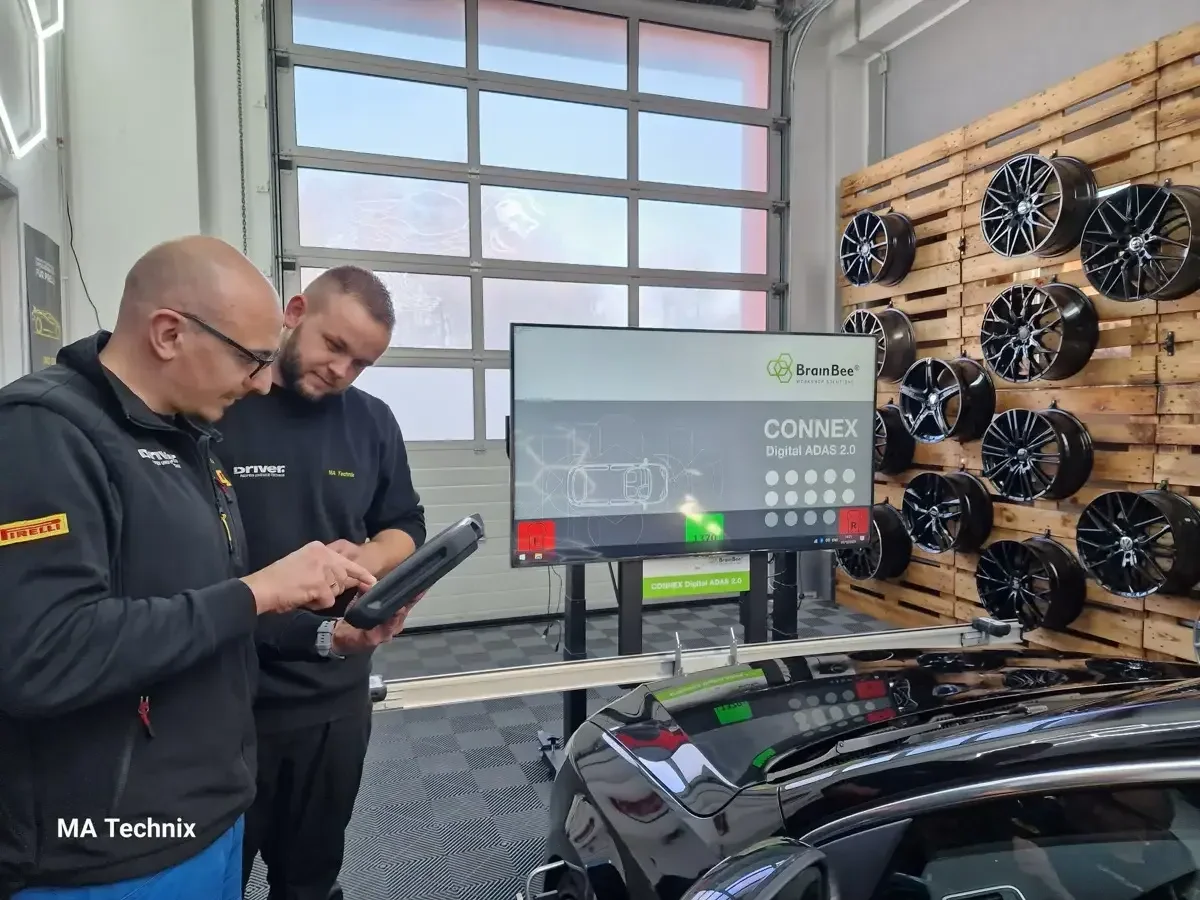 Team bei ADAS-Kalibrierung mit BrainBee CONNEX System