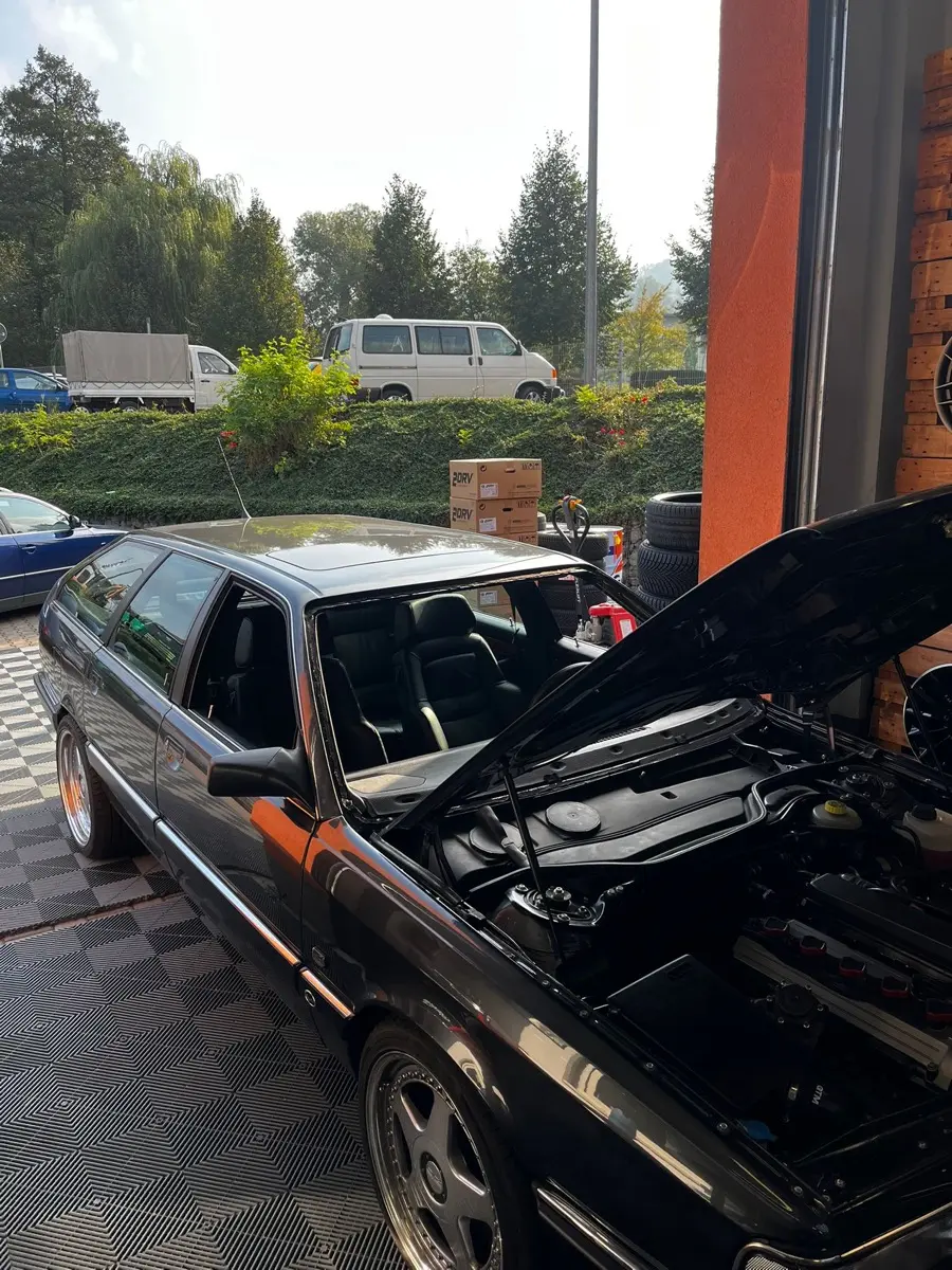 Schwarzer Mercedes-Oldtimer in der Werkstatt - Autoglas-Service