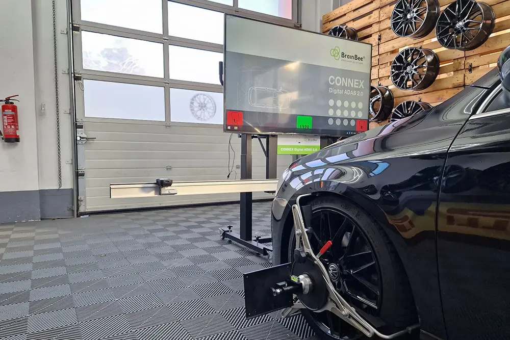 Frontkamera-Kalibrierungs-Setup in der Werkstatt