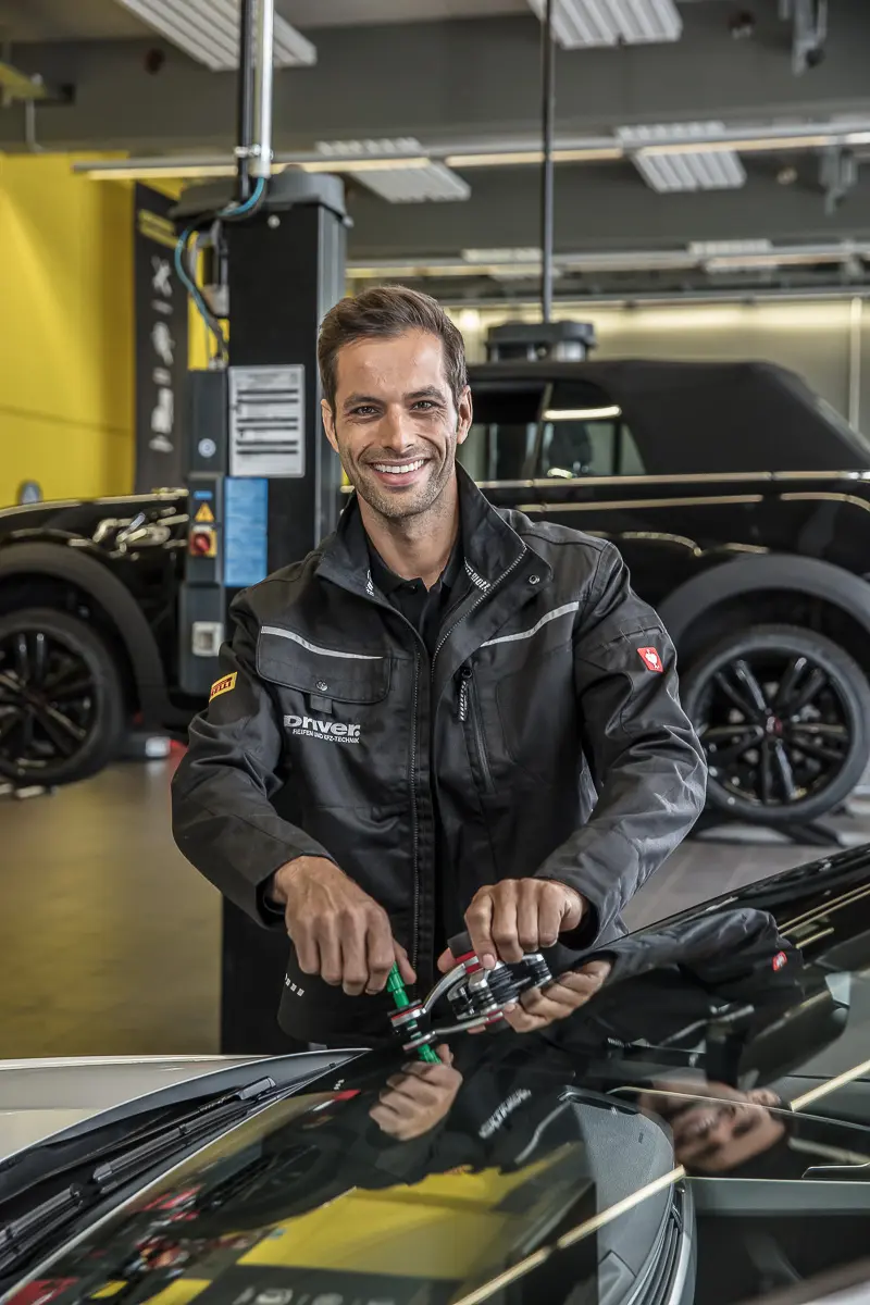 Mitarbeiter bei Steinschlagreparatur - Dein Autoglaser Schmalkalden