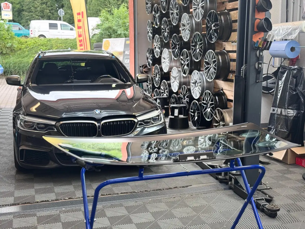 Neue Windschutzscheibe bereit für BMW 5er Einbau - Dein Autoglaser